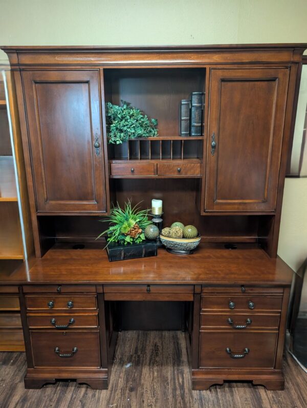 #8251 (CH2512) Executive Desk & Hutch