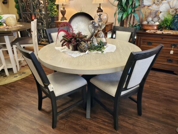 #8279 (CH2615) Table & (4) Chairs