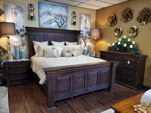#8287 (CH2623) King Bed, Dresser & (2) Nightstands